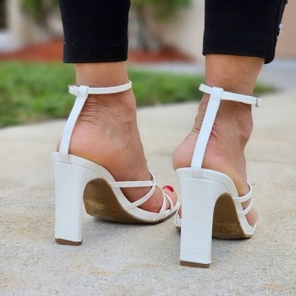 COPY Women's White Chunky Block Heel Square Toe Ring Sandals - Picture 4 of 5